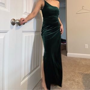 Everly One-Shoulder Velvet Gown in Dark Green